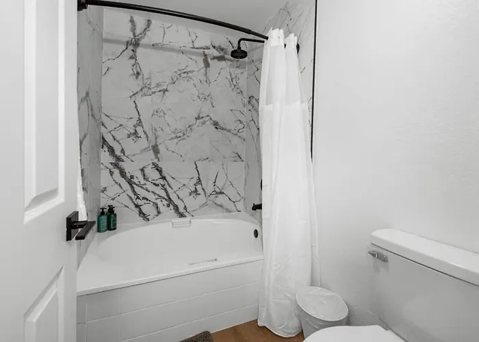 Apartment Modish 2br Pickleball & Basketball Ct,pool,bbq&pet Frndly